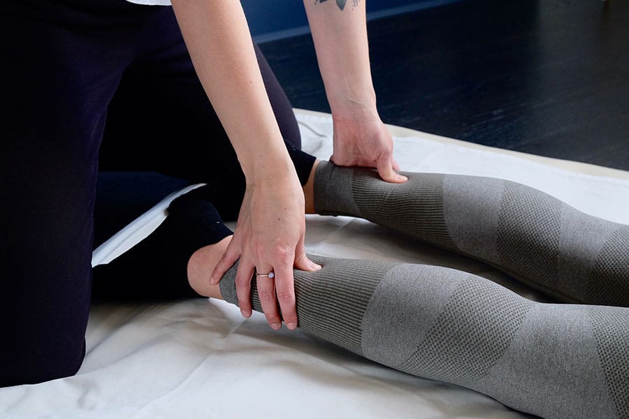 shiatsu-woman-leg-massage-horiz