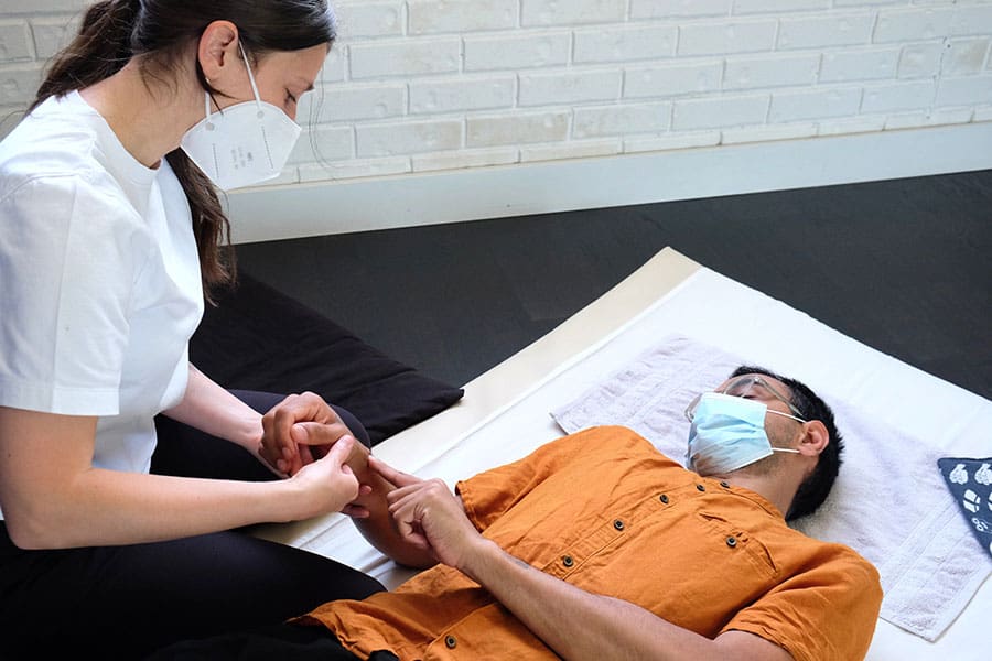 shiatsu-male-hand-massage-horiz-3