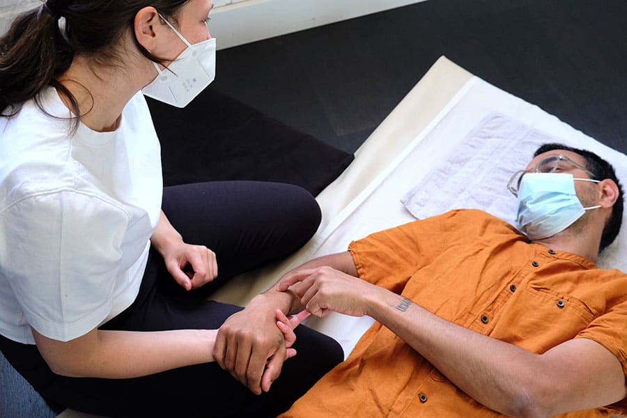 shiatsu-male-hand-massage-horiz-4